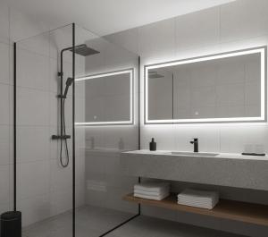 un bagno con lavandino, specchio e doccia di Sabah Apart a Konya