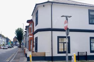 een stopbord voor een wit gebouw bij Spacious Preston Circus Flat - Great for Family, Group, Couples - Close to Station in Brighton & Hove