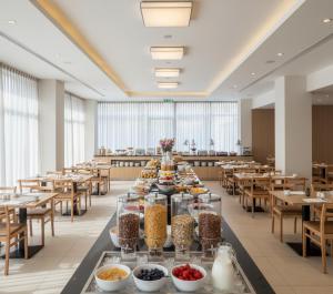 un lungo buffet di cibo in una grande sala con tavoli di Sabah Apart a Konya