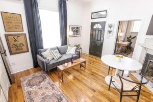 una sala de estar con un sofá y una mesa en Downtown Lafayette Gem-1BR House with Free Parking, en Lafayette