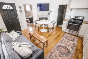 una sala de estar con un sofá y una mesa en Downtown Lafayette Gem-1BR House with Free Parking, en Lafayette