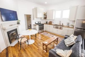 Una cocina y una sala de estar con un sofá y una mesa. en Downtown Lafayette Gem-1BR House with Free Parking, en Lafayette 15 fotos más