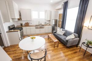 una sala de estar con un sofá y una mesa en Downtown Lafayette Gem-1BR House with Free Parking, en Lafayette