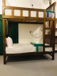 2 beliches num quarto com uma cama branca em Tharurashmi Sea Pond Villa & Hostel, Dikwella em Dikwella