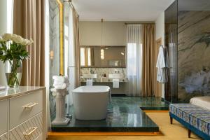 Un baño con lavabo e inodoro en una habitación. en Domeniile Martinutzi - Conac Rhédey, en Vintu De Jos