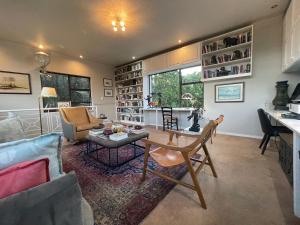 Posezení v ubytování The Ridgeback, 4 Bedroom Good Living, Bryanston