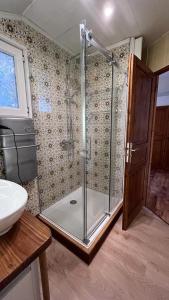 L'Ermitage of Meyriat في Brénod: دش مع باب زجاجي في الحمام