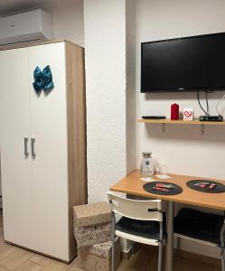 TV a/nebo společenská místnost v ubytování 'MONAS' mini apartments