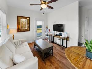 TV a/nebo společenská místnost v ubytování Sand Piper l 4 Minute Walk to the Beach l Inlet Beach