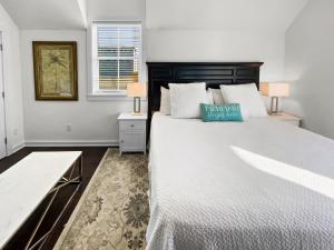 Postel nebo postele na pokoji v ubytování Sand Piper l 4 Minute Walk to the Beach l Inlet Beach