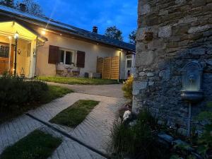 L'Ermitage of Meyriat في Brénod: بيت حجري فيه اناره جانبيه