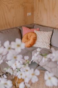 una zucca seduta su un divano con fiori bianchi di De Eikenloft a Heerenveen