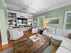 TV/trung tâm giải trí tại Sand Seair l Private Heated Pool l Bikes and Golf Cart included