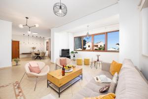 a living room with a couch and chairs and a table at Villa Aspa in Prinés