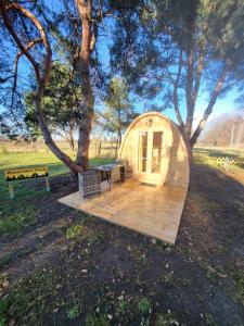 une petite cabane dans les arbres avec une terrasse en bois sous un arbre dans l'établissement Wanderhütte Woody, à Schwarzbach