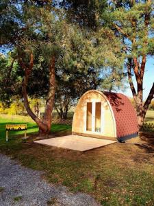 une petite tente installée dans l'herbe près des arbres dans l'établissement Wanderhütte Woody, à Schwarzbach