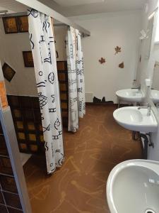 La salle de bains est pourvue de 2 lavabos et de 2 toilettes. dans l'établissement Wanderhütte Woody, à Schwarzbach