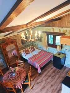 a bedroom with a bed and a table in a room at Chata Kataryniarza in Karłów