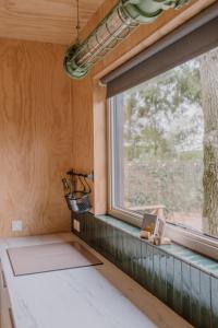 una finestra in una piccola casa con un davanzale di De Eikenloft a Heerenveen