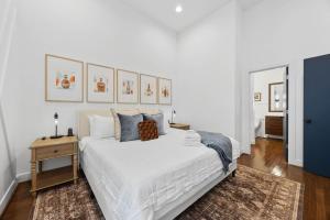 Un dormitorio blanco con una gran cama blanca y una mesa. en Urban Bourbon Escape - Downtown Louisville Getaway, en Louisville 57 fotos más