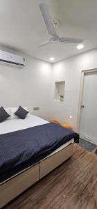 Shanti Niwas Jodhpur, Rajasthan في جودبور: غرفة نوم بسرير وسقف +16 صورة