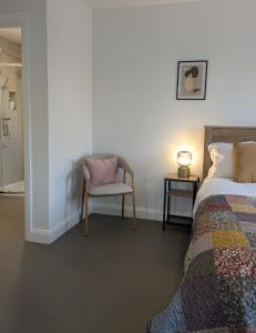 Una cama o camas en una habitación de Trim private rooms