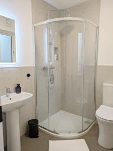 Un baño de Trim private rooms