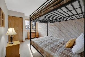 En eller flere senge i et værelse på Cimarron Chalet by Ski Country Resorts