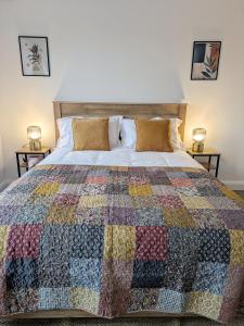 Una cama o camas en una habitación de Trim private rooms 12 fotos más