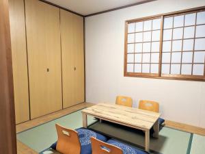 a room with a table and chairs and a window at Wood River House 門前仲町駅 木場駅 in Tokyo