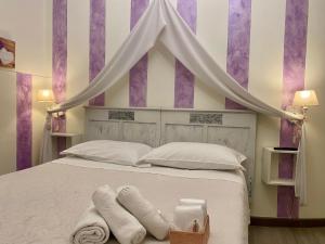 a bedroom with a bed with two towels on it at Rooms Giulietta e Romeo in Verona