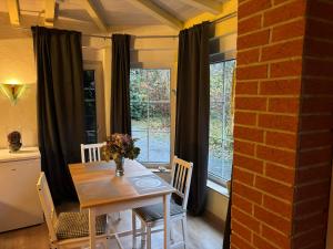 un comedor con mesa y sillas y una ventana en TM Apart Hotel Essen, en Essen