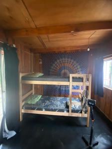 Palanda nebo palandy na pokoji v ubytování Kosmik House