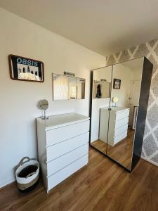 The Oasis Room - Fast Wi-Fi - Private Workspace في مانشستر: غرفة بها خزانة ومرآة