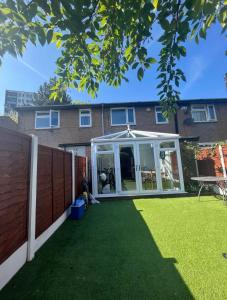 The Oasis Room - Fast Wi-Fi - Private Workspace في مانشستر: حديقة بها حديقة شتوية في المنزل