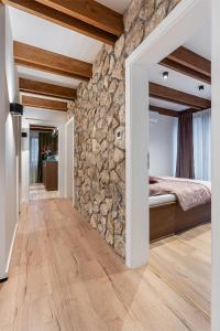 En eller flere senge i et værelse på Serenity Skalka Ski & Wellness Residence