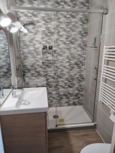 Ένα μπάνιο στο Studio tout confort avec ascenseur