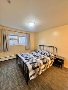 Un dormitorio con una cama y una ventana en Discovery Suite, en Yellowknife