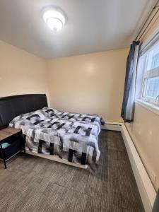 Un dormitorio con una cama y una ventana en Discovery Suite, en Yellowknife