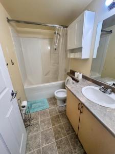 un baño con lavabo e inodoro en Discovery Suite, en Yellowknife