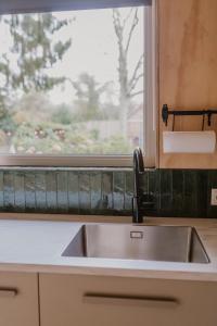 un lavandino in cucina con finestra di De Eikenloft a Heerenveen Altre 67 foto