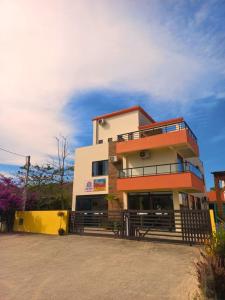 um edifício com uma varanda na lateral em Pousada Nova Trilha em Palhoça