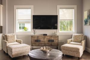 TV a/nebo společenská místnost v ubytování Aquaria House -Pool & Boat Dock