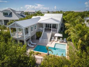 基韦斯特Aquaria House -Pool & Boat Dock的带游泳池的房子的鸟瞰图