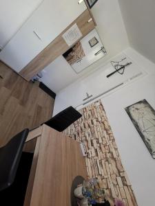 Privates Zimmer in ruhiger Lage Heidenheim-Steinheim am Albuch في Steinheim am Albuch: غرفة معيشة بأرضيات خشبية وطاولة خشبية