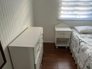 波韦尼尔Cabañas Hain的带床、梳妆台和窗户的卧室