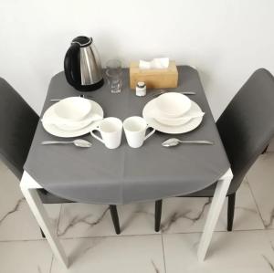 Příslušenství pro přípravu čaje a kávy v ubytování Mahrad Hostel