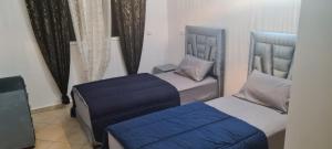 Giường trong phòng chung tại Rabat