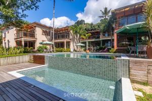 an image of a swimming pool in a house at Aptos equipados em condomínio à beira-mar com área de lazer e piscina – VVAs in Arraial d'Ajuda