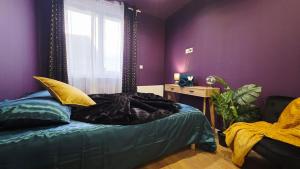 En eller flere senge i et værelse på Suite Plum - Centre Ville